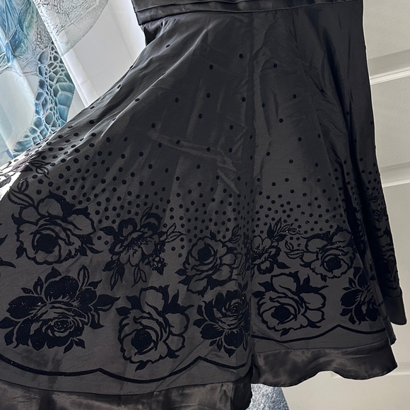 Elegant Black Floral Dress - Picture 7 of 16